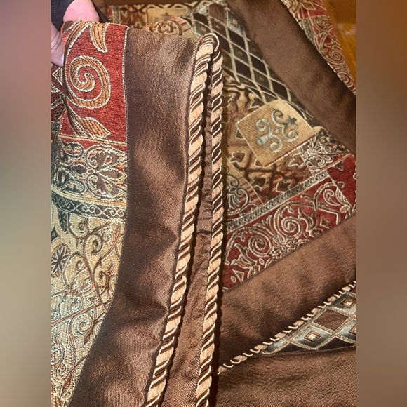 Set Is 2 King tapestry Pillow Shams With Roping - Picture 4 of 6